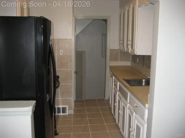 25613 Powers AVE, Dearborn Heights, MI 48125