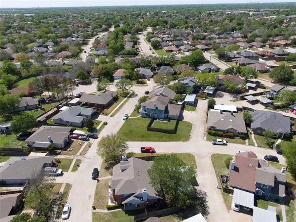 851 Valleybrooke Drive, Arlington, TX 76001