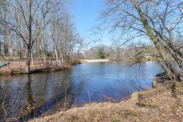 48 Lakeside Trl, Kinnelon Boro, NJ 07405