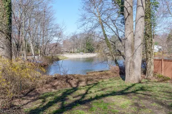 48 Lakeside Trl, Kinnelon Boro, NJ 07405