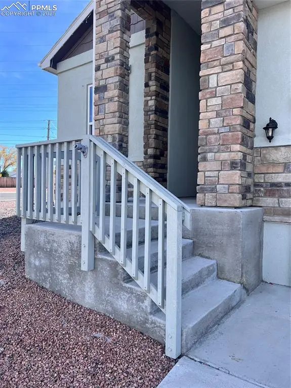 2204 Crestwood LN, Pueblo, CO 81008