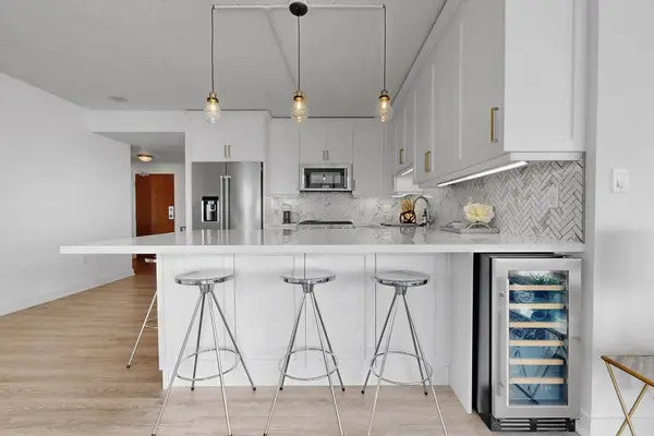 35 Mariner TER #2712, Toronto C01, ON M5V 3V9