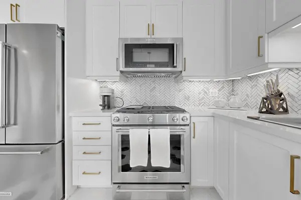 35 Mariner TER #2712, Toronto C01, ON M5V 3V9