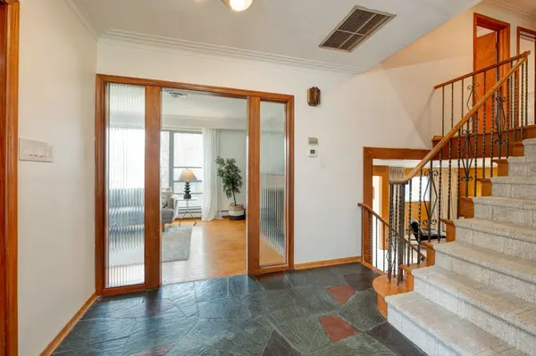 53 Long CRES, Toronto E02, ON M4E 1N8