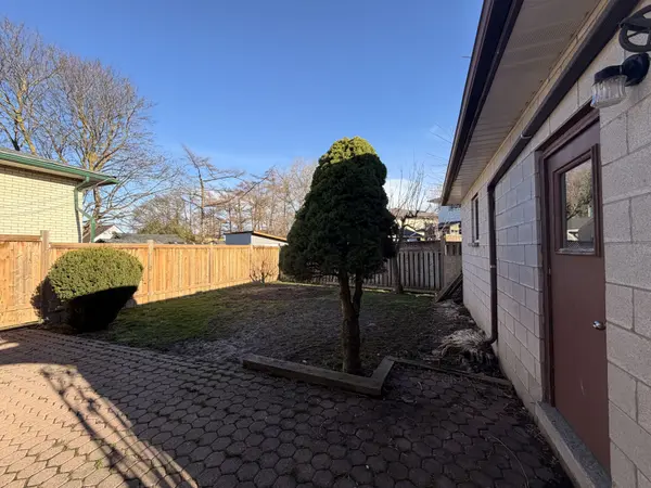 653 Athol ST E #Main, Oshawa, ON L1H 1M2