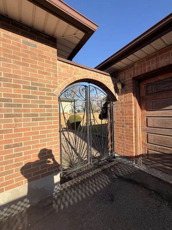 653 Athol ST E #Main, Oshawa, ON L1H 1M2