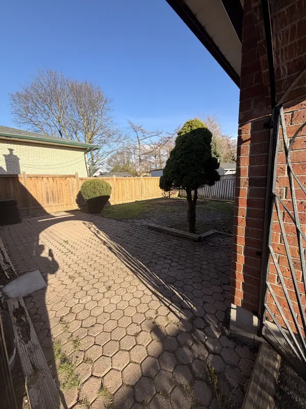 653 Athol ST E #Main, Oshawa, ON L1H 1M2