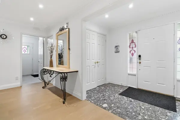 19 Lacey CT W, Aurora, ON L4G 5G3