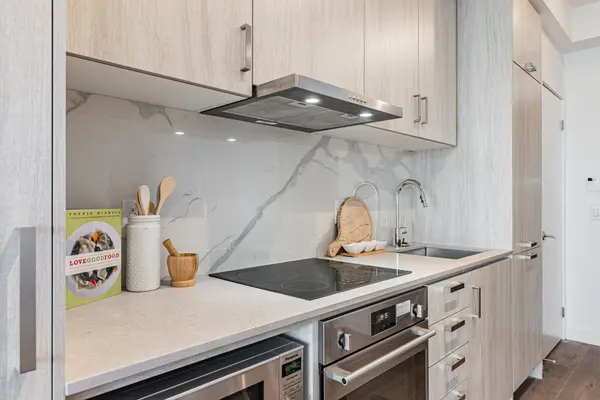 60 Honeycrisp CRES #1101, Vaughan, ON L4K 0N5