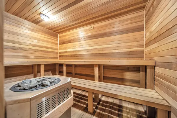 75 Emmett AVE #910, Toronto W04, ON M6M 5A7