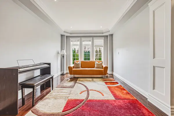 425 Burloak DR, Oakville, ON L6L 6W8