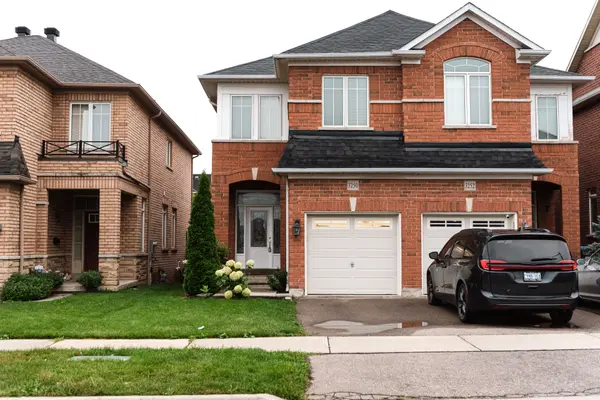 3250 Sunlight ST, Mississauga, ON L5M 0G7