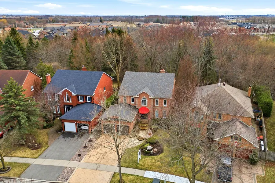 39 Kennett DR, Whitby, ON L1P 1L5