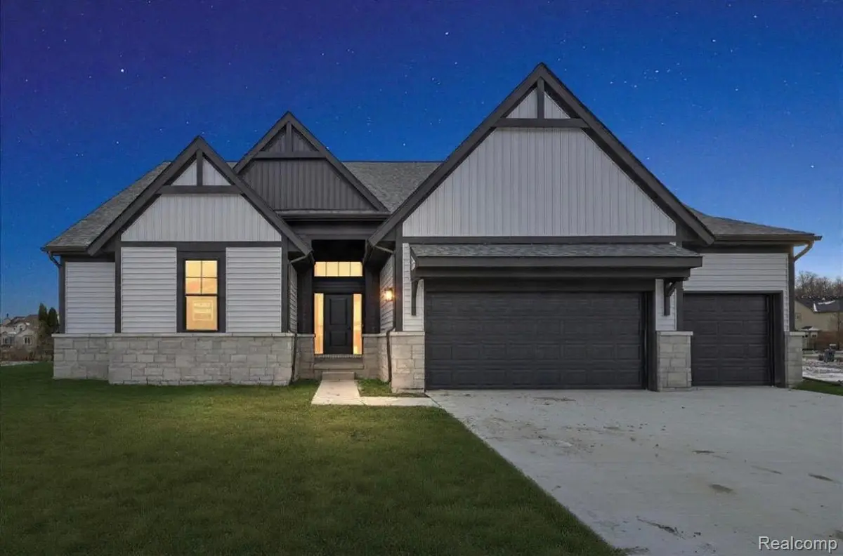 28324 Nadia LN, Chesterfield Township, MI 48047