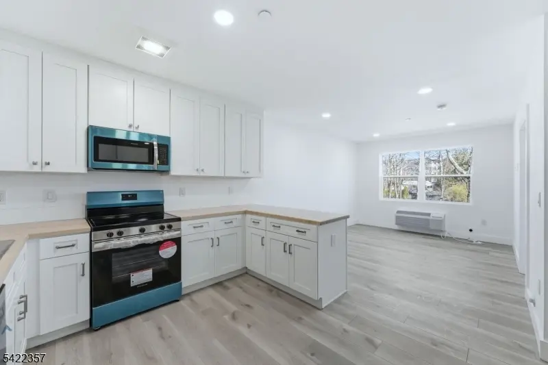 95 Shepherds Ln #B307, Totowa Boro, NJ 07512