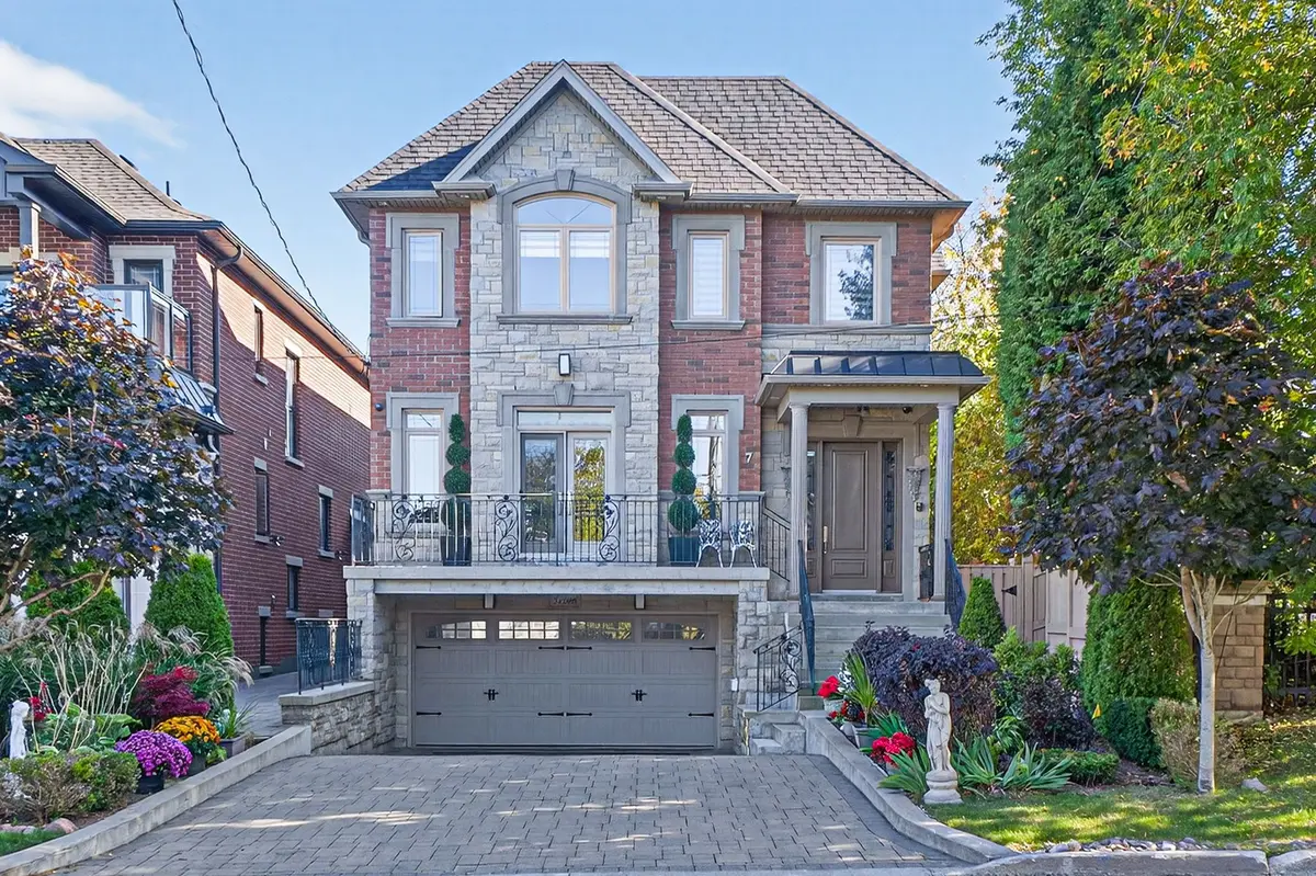 7 Cousins DR, Aurora, ON L4G 1B2