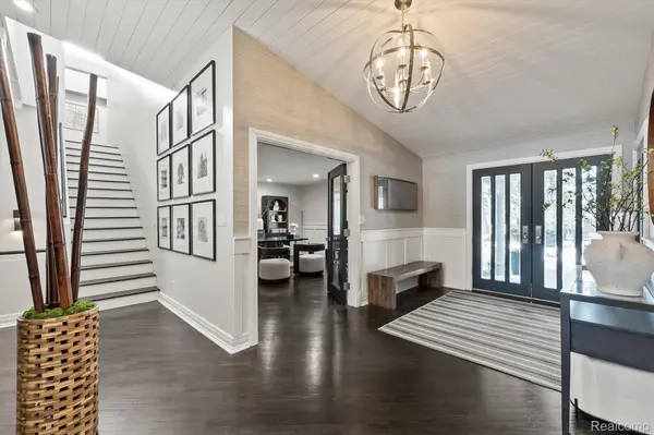 2440 Lake Angelus LN, Lake Angelus, MI 48326