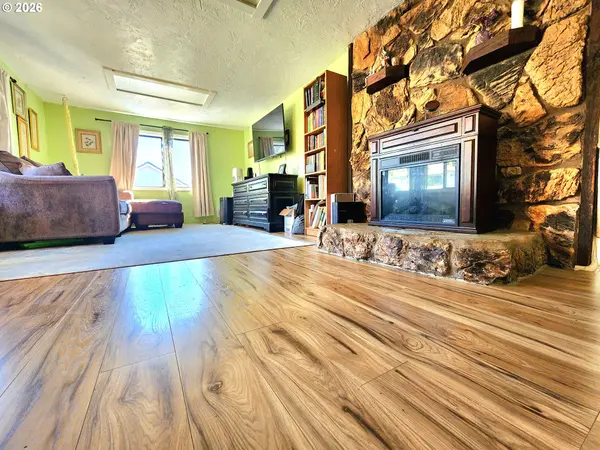 328 E FIFTH AVE, Sutherlin, OR 97479