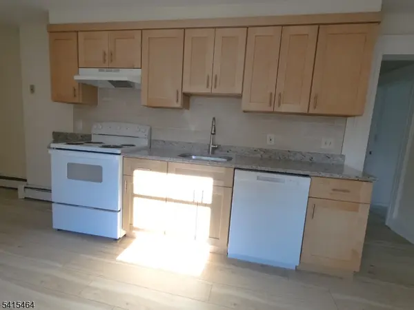 15 E Clay Ave, Roselle Park Boro, NJ 07204