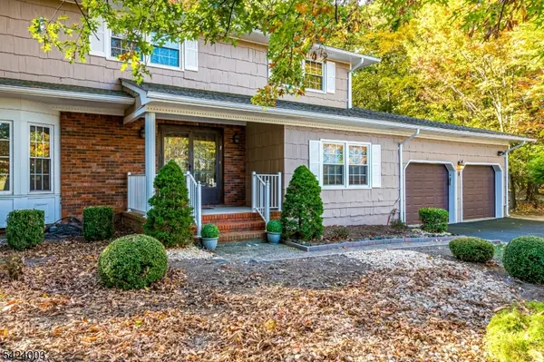 8 Woodmere Rd, North Brunswick Twp., NJ 08902