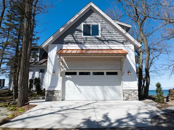 3126 Lake Shore RD, Manistee Twp, MI 49660