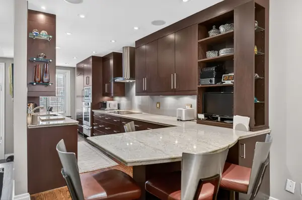 252 Spadina RD, Toronto C02, ON M5R 2V1