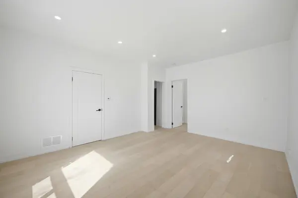 75 Ritson RD N, Oshawa, ON L1G 5P6