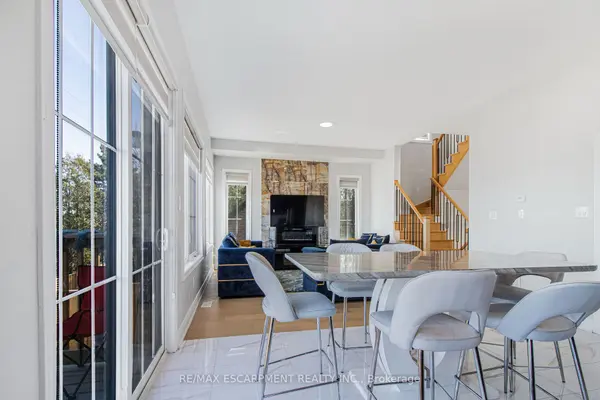 487 Aztec DR #2, Oshawa, ON L1J 7S7