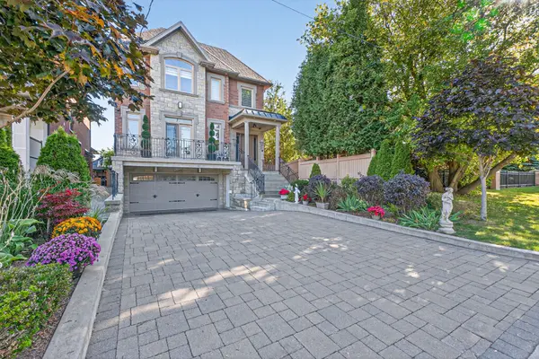 7 Cousins DR, Aurora, ON L4G 1B2