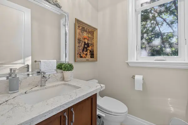 7 Cousins DR, Aurora, ON L4G 1B2