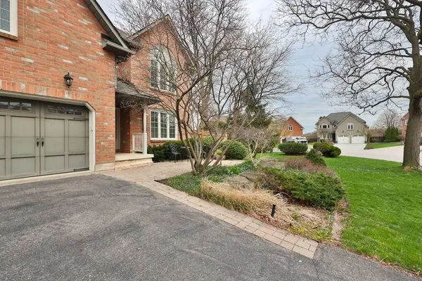 2111 KEVIN CRES, Burlington, ON L7M 4E3