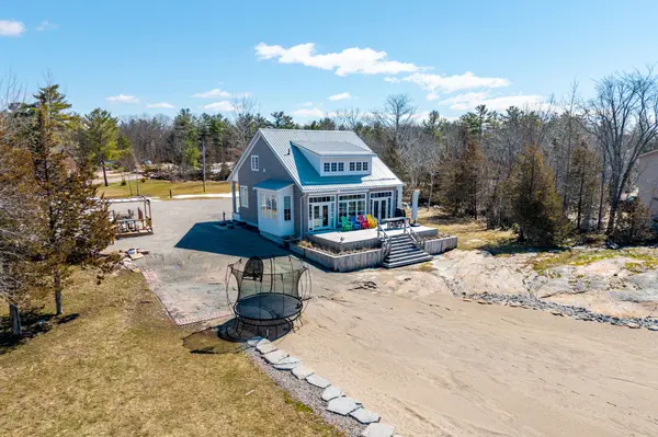 101 Evergreen LN, Georgian Bay, ON L0K 1S0