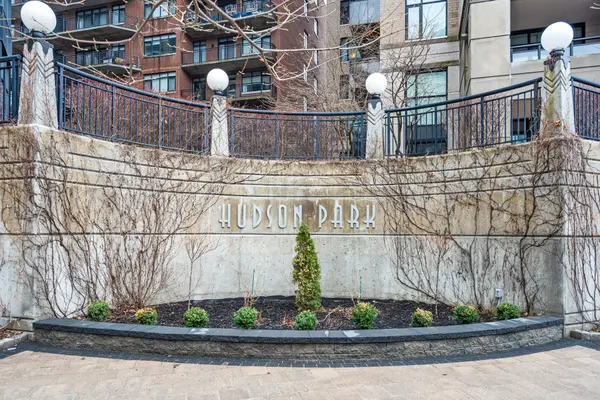 235 Kent ST #810, Ottawa Centre, ON K2P 1Z9