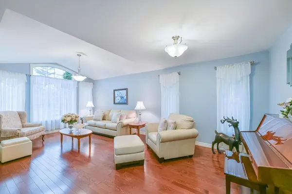 33 Ashwood CRES, Greater Napanee, ON K7R 3L1