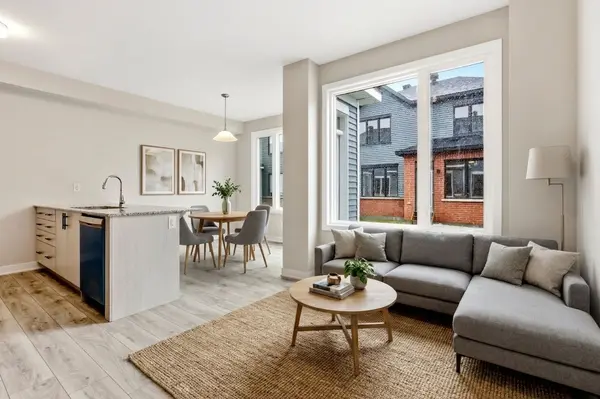 418 Les Emmerson DR, Barrhaven, ON K2J 4J4