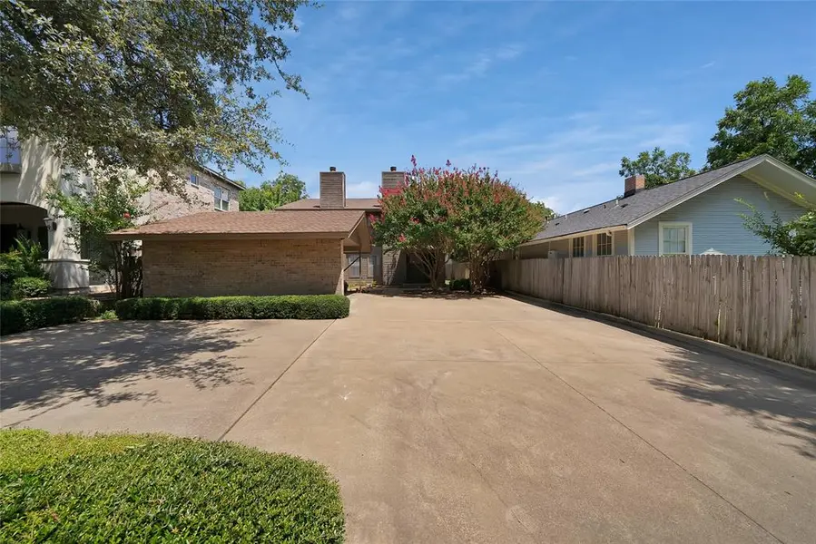 2415 Sanguinet Street, Fort Worth, TX 76107