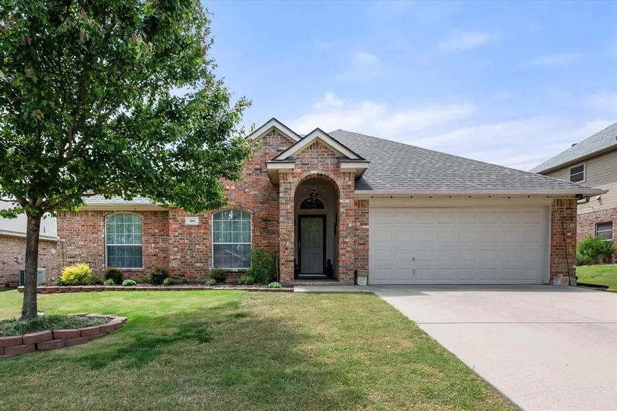 909 Mesquite Drive, Burleson, TX 76028