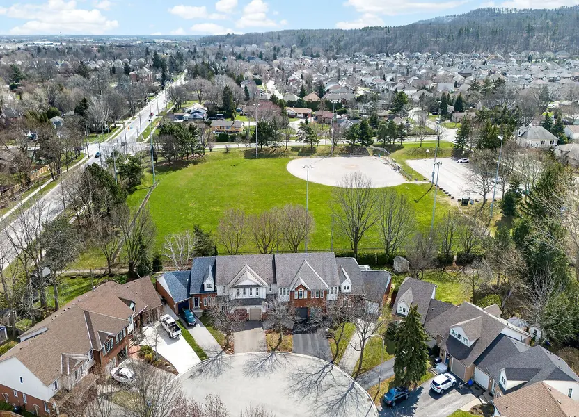 25 WALKER CT, Grimsby, ON L3M 5J5