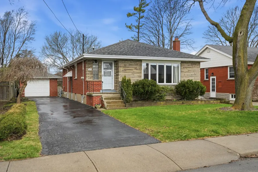 62 Grenadier DR, Hamilton, ON L8T 4E3