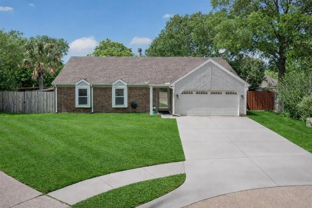 417 Creekmeadow Lane, Lewisville, TX 75067