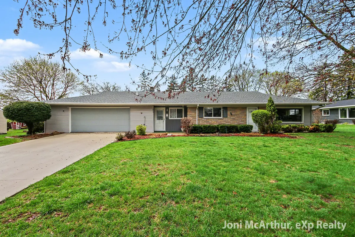 805 S Merry Lane TER, Greenville, MI 48838