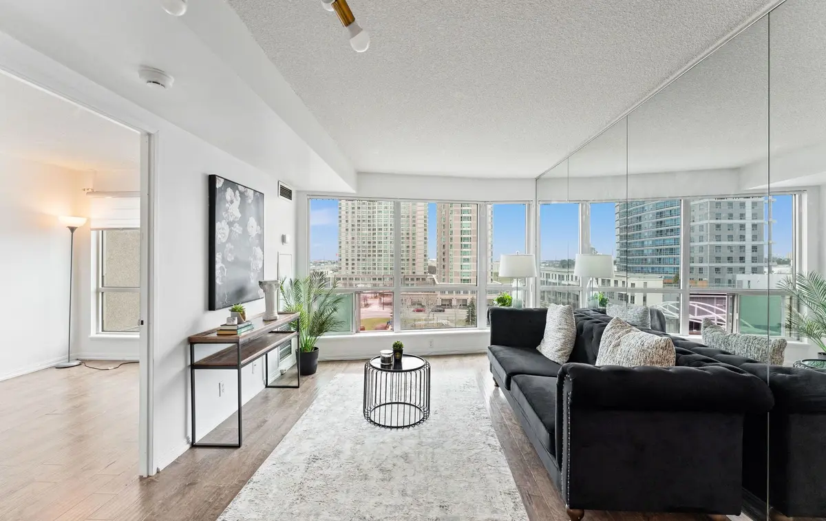 8 Lee Centre DR #705, Toronto E09, ON M1H 3H8