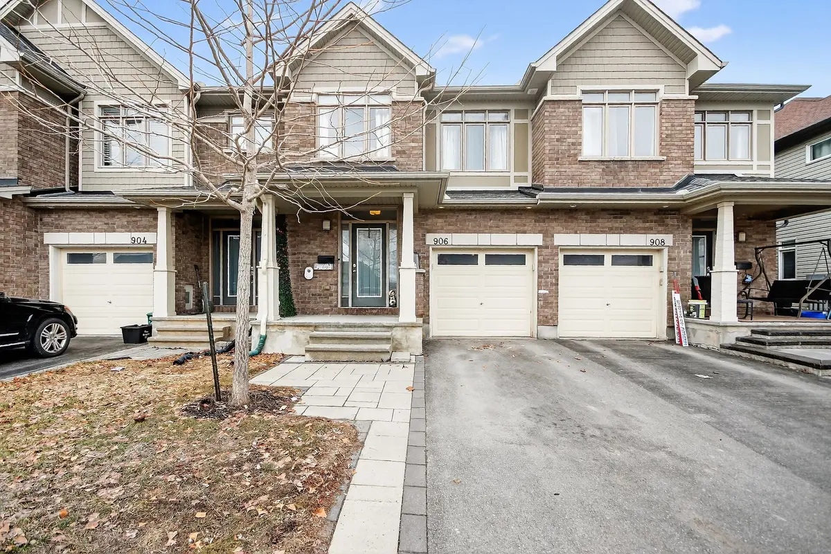 906 LITTLEROCK ST, Leitrim, ON K1T 0N2