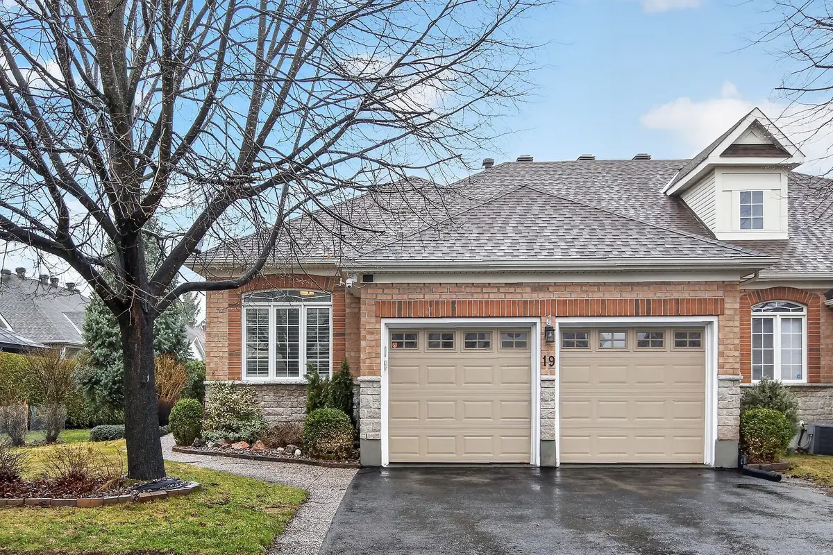 19 Goldora Private, Kanata, ON K2T 1K8
