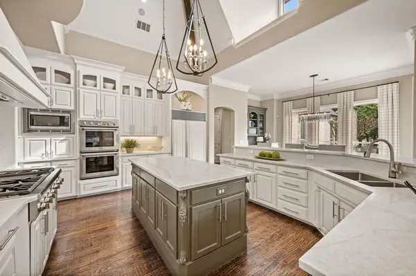 6801 Westmont Drive, Colleyville, TX 76034