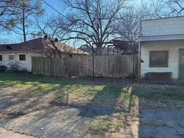 412 W Willingham Street, Cleburne, TX 76033
