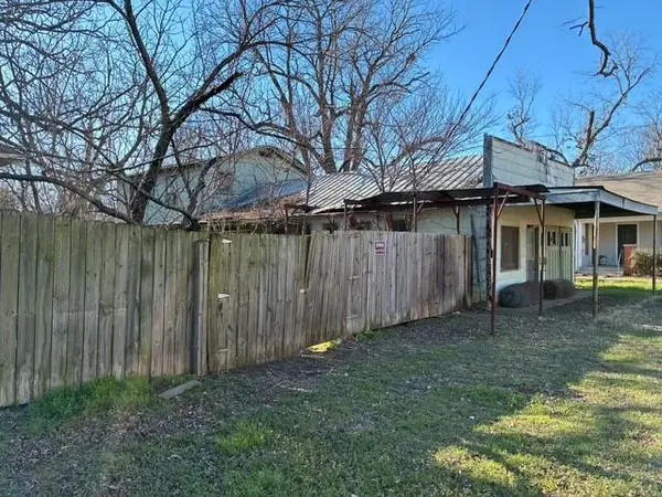 412 W Willingham Street, Cleburne, TX 76033