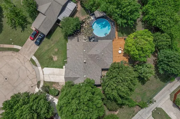 417 Creekmeadow Lane, Lewisville, TX 75067