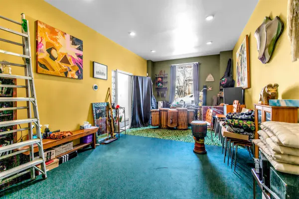 243 Gerrard ST E, Toronto C08, ON M5A 2G1