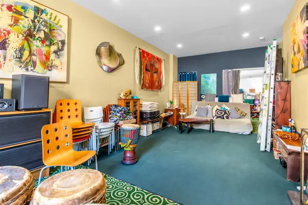 243 Gerrard ST E, Toronto C08, ON M5A 2G1